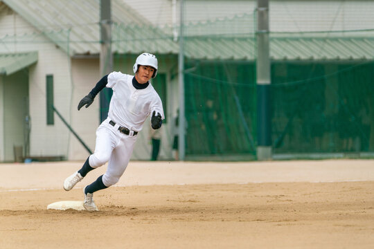 三塁へ向かうランナー
