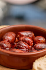 tabla de comida chorizo con pan