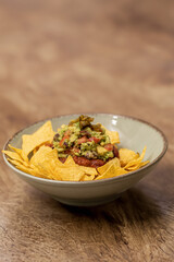 Nachos mexicanos con guacamole frijoles y carne