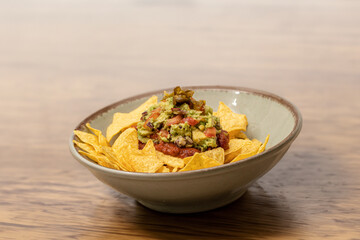 Nachos mexicanos con guacamole frijoles y carne