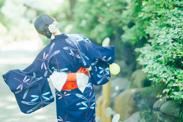 浴衣で歩く女性