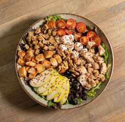 Ensaladas con diferentes ingredientes, comida saludable