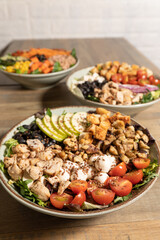 Ensaladas con diferentes ingredientes, comida saludable