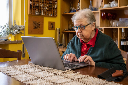 Donna anziana tecnologica