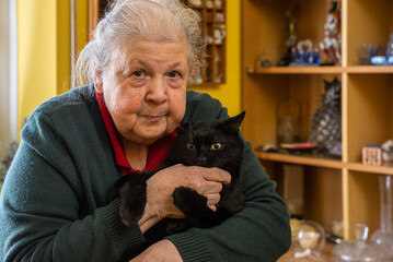 Donna anziana con gatto
