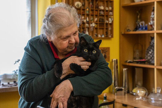 Donna anziana con gatto