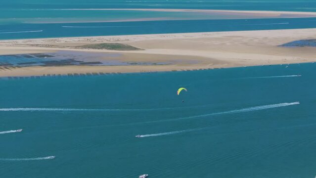 Parapente au dessus du Banc d'Arguin Video en Drone en été avec des bateaux