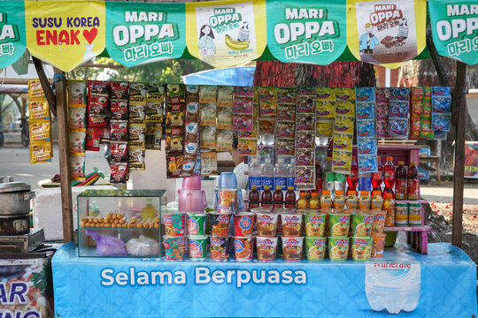 Jepara, Indonesia - August 08, 2023 : 
Seller of sachet drinks and snacks on the roadside.