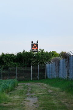 Verkehrszeichen mit der Aufschrift Dauerlauf auf einer Teststrecke