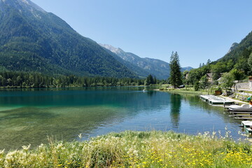 Fototapeta na wymiar Blick über den Hintersee bei Ramsau auf die Alpen im Hintergrund