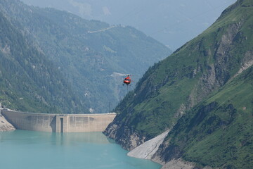 Hubschrauber fliegt über die Stauseen bei Kaprun © Horst Bingemer