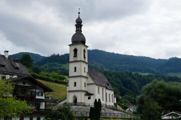 Fototapeta na wymiar Kirche in Ramsau im Berchtesgadener Land