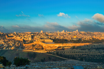 Fototapeta premium Jerusalem panorama with Temple Mount, Al-Aqsa Mosque and Dome of the Rock