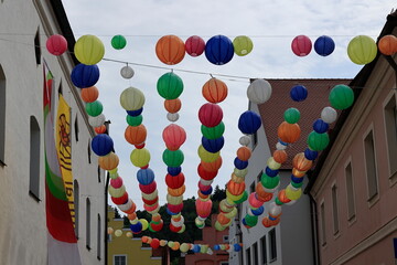 Lampions hängen in der Stadt Beilngries über der Straße