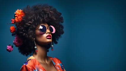 Model Frau Afroamerikanisches Gesicht in Popigen farbigen Outfit und Blumendekoration im Haar, ai generativ - obrazy, fototapety, plakaty