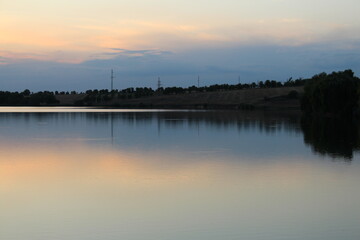 Obraz premium A body of water with trees in the background