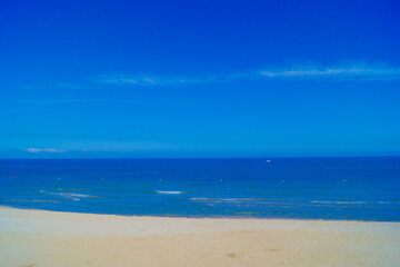 Fototapeta na wymiar 白い砂浜と海