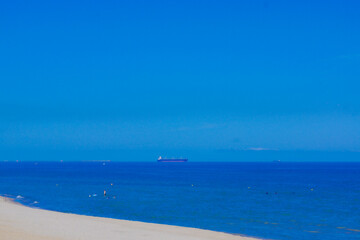 Fototapeta na wymiar 白い砂浜と海