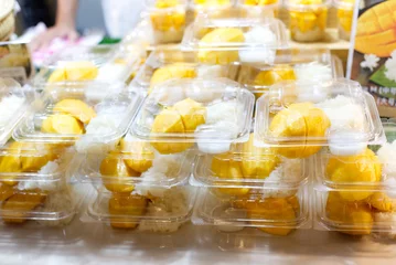 Tuinposter Mango Sticky Rice serve in plastic box pack selling in thai street food market © BloodysAlice