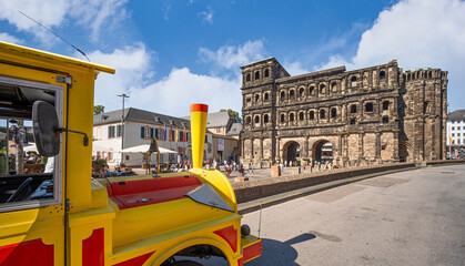 Obraz premium Porta Nigra Trier mit Touristenbahn