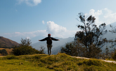 Turista con su mochila durante un viaje matutino, concepto de vida saludable, estilo de vida,