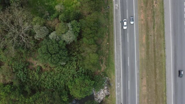 Tr&aacute;fego de ve&iacute;culos na rodovia brasileira Rodoanel captada do alto por um drone em S&atilde;o Paulo