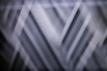 Figura en blanco y negro de la ventana de un edificio urbano, con textura de rayas en forma de...