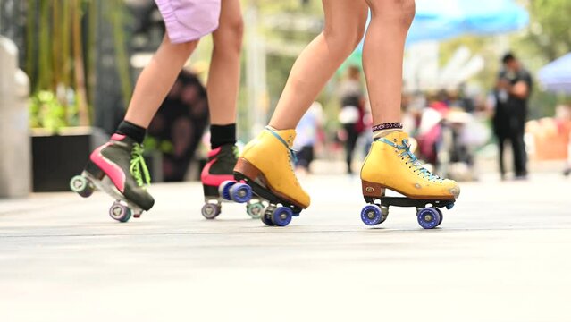 Dos personas patinando en la ciudad