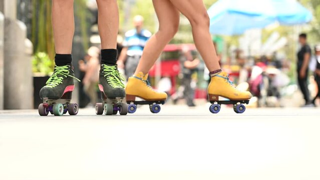 Dos personas patinando en la ciudad