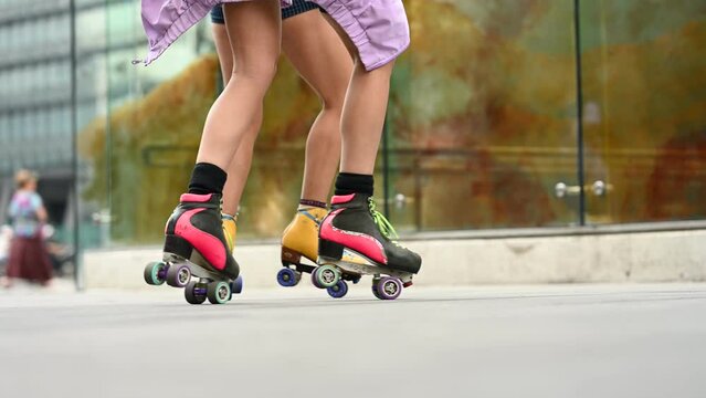 Dos muejeres patinando