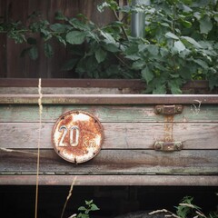 Detail eines Traktor Anhängers mit einem verrosteten 20iger Schild