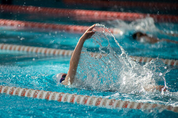 Swimmer swims backstroke swimming style in the pool - 633533005