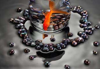Collier en perles noires sur le fond d'eau et bocal avec poisson rouge - obrazy, fototapety, plakaty