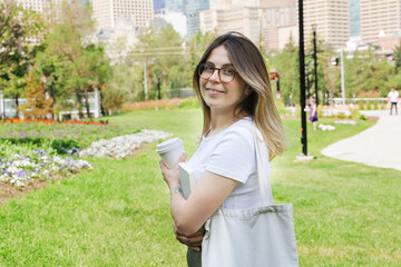 Naklejka premium Happy student woman outdoor in a city park