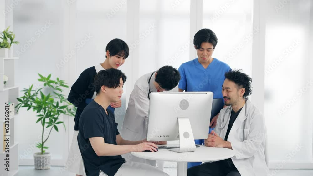 Poster パソコンを見ながら話す医療従事者　医師　看護師