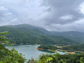 Fototapeta na wymiar lake and mountains in hongkong very beautyful 