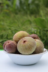 figs photos with white and green backgrounds and from different angles 
