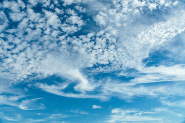 爽やかな青空と白い雲