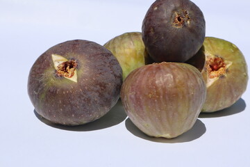 figs photos with white and green backgrounds and from different angles 