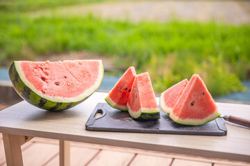 外でカットしたスイカ　slices of watermelon