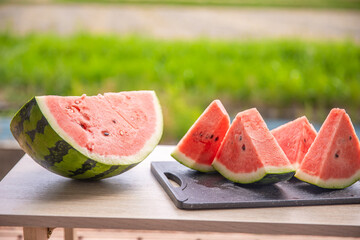 外でカットしたスイカ　slices of watermelon