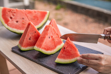 外でカットしたスイカ　slices of watermelon