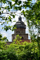 Kirchturm der Stadtkirche St. Marien im Sommer bei blauem Himmel im Homberg/Efze, Kassel, Hessen, Deutschland