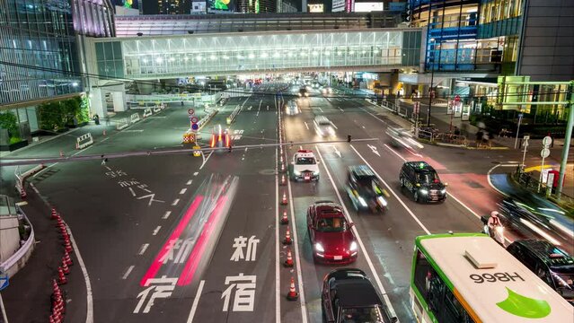 光跡を残して多くの車が行き交う東京の道路の夜景のタイムラプス