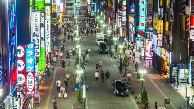 夜の新宿歌舞伎町を行き交う人混みのタイムラプス