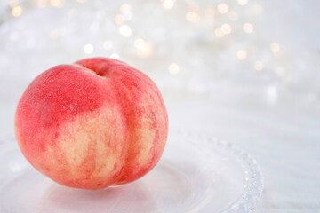 桃ひとつのアップ　キラキラ背景