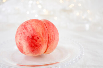 Fototapeta premium 桃ひとつのアップ キラキラ背景