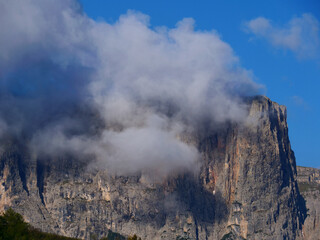 Fototapeta na wymiar Felsiges Bergmassiv, die Santnerspitz am Schern in den Alpen