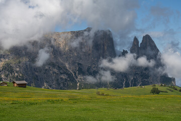 Schlern, Santnerspitz und Burgstall - beeindruckende F
elsen mit schönen Wolken
