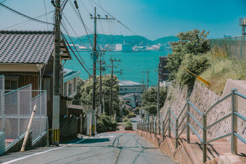青空の関門海峡の見える坂道　日本
